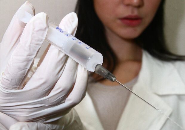 После прививки владелец "уколотого" животного получает справку о вакцинации с обязательной печатью. Фото Максима ЛЮКОВА.