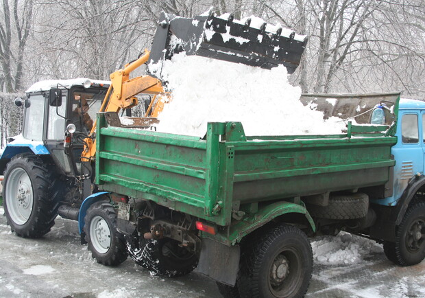 Фото kp.ua. Из Харькова вывозят остатки снега. 