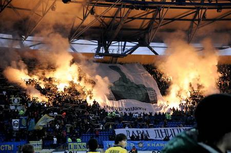 Фото "Мост-Харьков". Фаната по-настоящему зажгли на стадионе. 