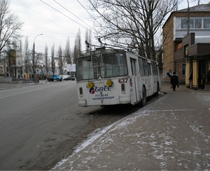 Фото kp.ua. Тарифы проезд в троллейбусе и трамвае останутся пока прежними.  