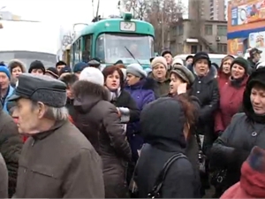 Понедельник. Отчаянные «шевченковцы» перекрыли движение трамваев. Фото МГ "Объектив".