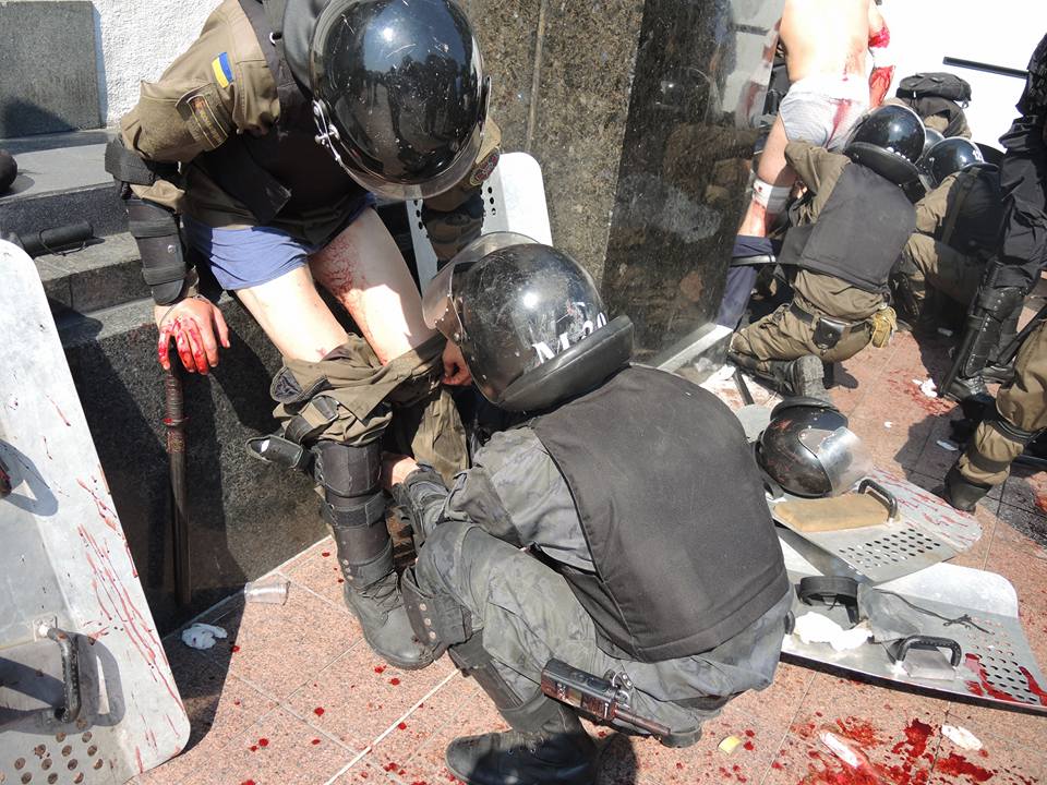Новость - События - Более ста раненых, есть погибший: под Радой в Киеве были столкновения митингующих и Нацгвардии