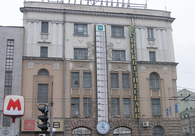 Гигантский "термометр" планируют отремонтировать в течение этого года. Фото Юлии ЯРМОЛЕНКО.