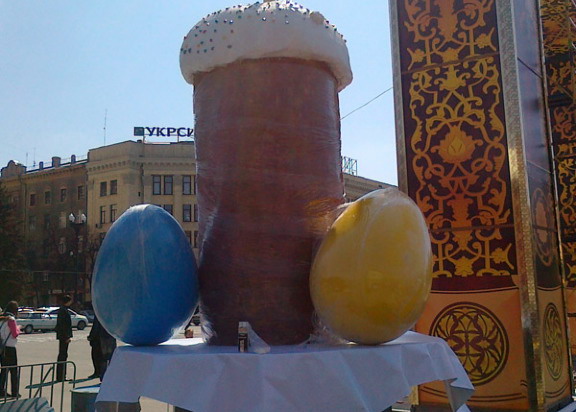 Сегодня центральную площадь Харькова – Свободы начали готовить к пасхальным праздничным мероприятиям. Фото с сайта: kharkovforum.com.