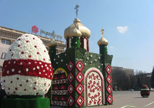 На украшение площади потратили несколько тысяч цветов. Фото Надежды Шостак. 