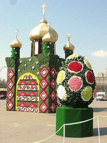 Фото Надежды Шостак. Площадь украсили живыми цветами. 