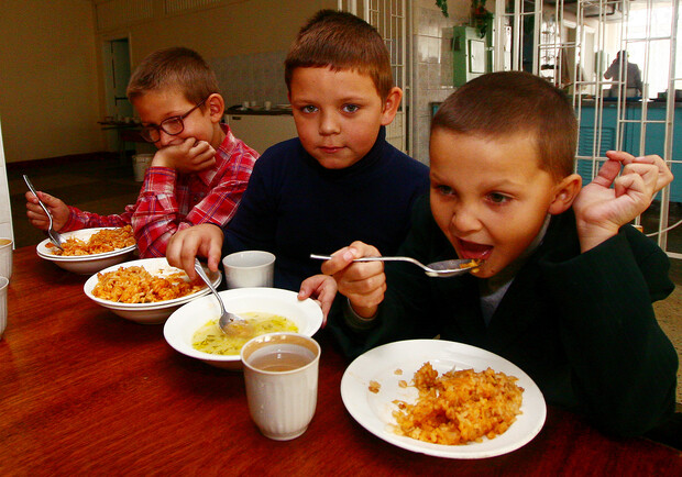 Фото kp.ua. Готовить повара детям будут в марлевых повязках. 