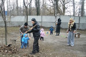Фото пресс-службы горсовета. В Харькове высадили еще одну аллею. 