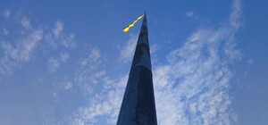 Ухудшение погоды: на главном флагштоке Харькова заменили флаг
