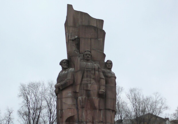 Харьковчане против того, чтобы "Холодильник" перенесли на ХТЗ. Фото <a href=http://upload.wikimedia.org/wikipedia/commons/7/7f/Monument_in_honour_of_USSR_foundation_in_Kharkov_-_center.jpg>upload.wikimedia.org</a>.