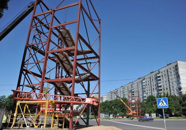 Переход строят уже второй месяц. Сейчас по обеим сторонам дороги установлены две трехэтажные конструкции. Фото с сайта Харьковского горсовета.