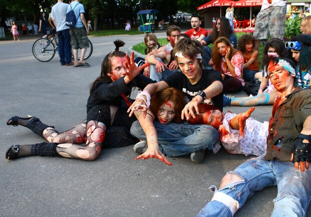Все участники были одеты в лохмотья, так как их тоже измазывали "кровью". Фото со страницы мероприятия "ВКонтакте".