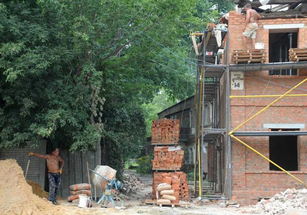 В течение двух недель рабочие полностью разобрали несущую стену и часть шиферной кровли, выложили новый фундамент. Фото с сайта Харьковского горсовета.