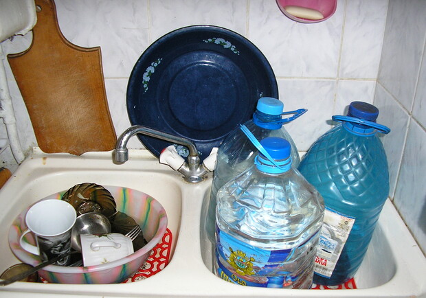 Фото kp.ua. Посуду мыть пока придется холодной водой. 