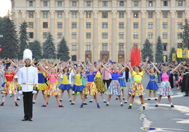 Участники флешмоба на самой большой площади Европы изобразили танцевальную фигуру в виде ключа знаний. Фото с сайта Харьковского горсовета.