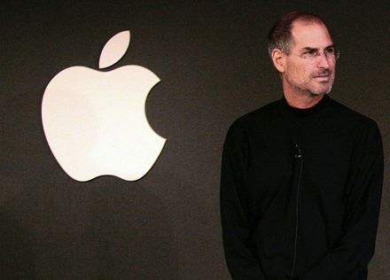Компания Apple была основана Стивом Джобсом в 1976 году. Фото <a href= http://applemix.ru/wp-content/uploads/2010/03/21.jpg>applemix.ru</a>.