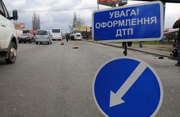 Во время аварии "Сhevrolet" был припаркован, а водитель стоял рядом. Фото <a href=http://image.tsn.ua/media/images/608xX/Nov2010/392647.jpg>image.tsn.ua</a>.