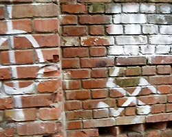 Свастика на городских стенах Харькова - самое обычное явление. Фото автора.