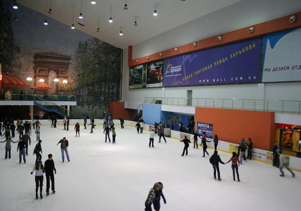 В бесснежную зиму всегда можно сходить покататься на коньках на один из харьковских катков. Фото <a href=http://www.shato-ledo.com.ua/entertainment/ledovij-katok>www.shato-ledo.com.ua</a>.