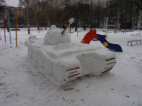 В некоторых дворах даже появились настоящие снежные танки. Фото "В городе".