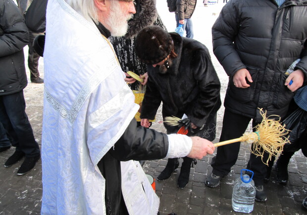 ВСаржином яру состоялась церемония освящения воды в источнике. Фото автора.
