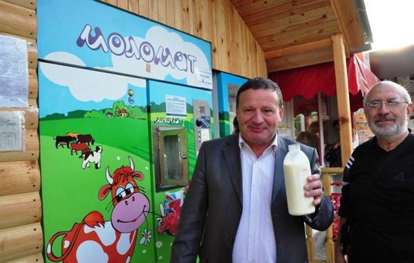 Харьковские чиновники пьют молоко из коров-автоматов. Фото с сайта ХОГА.