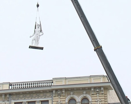 Фото МГ "Объектива".  На крыше здания консерватории установили скульптуру Гермеса. 