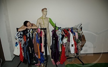 Едва успев закончить коллекцию, кутюрье заснули прямо на новой коллекции одежды. Фото с сайта mediaport.ua