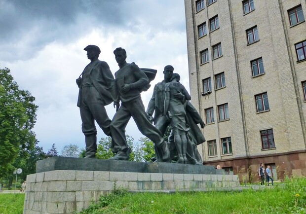 Памятник студбатовцам - фото