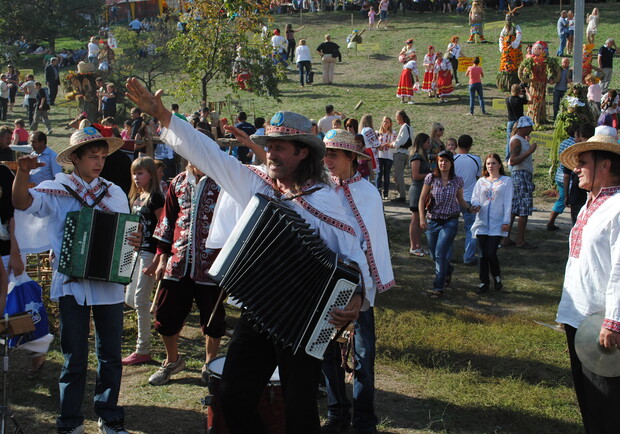 Традиционный фестиваль "Печенежское поле" собрал много посетителей. Фото автора.