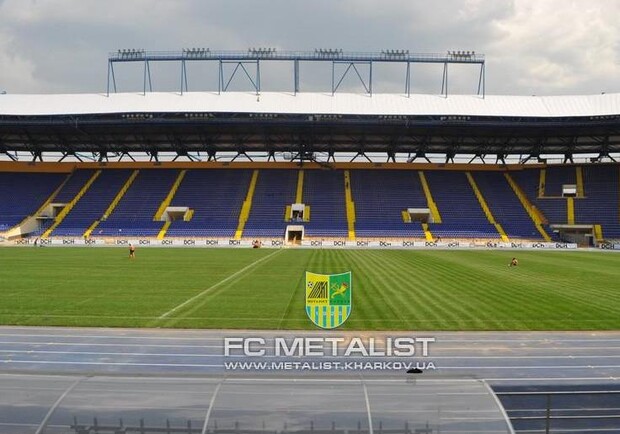 Новый газон на стадионе "Металлист".