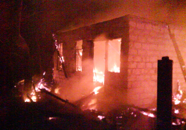 Из-за неисправной печи сгорела баня. Фото с сайта ГТУ МЧС Украины в Харьковской области.