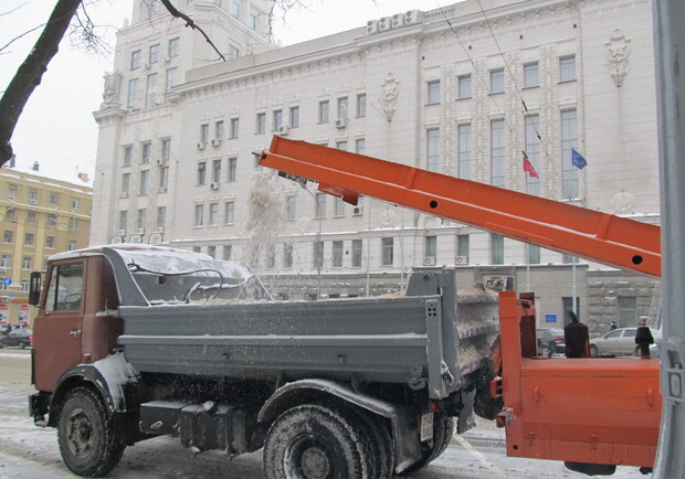 Сегодня в городе устраняют последствия снегопада.  Фото: Алексей БИТНЕР.