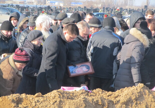Тела убитой семьи Трофимовых наконец-то были преданы земле. Фото: Алексей БИТНЕР.