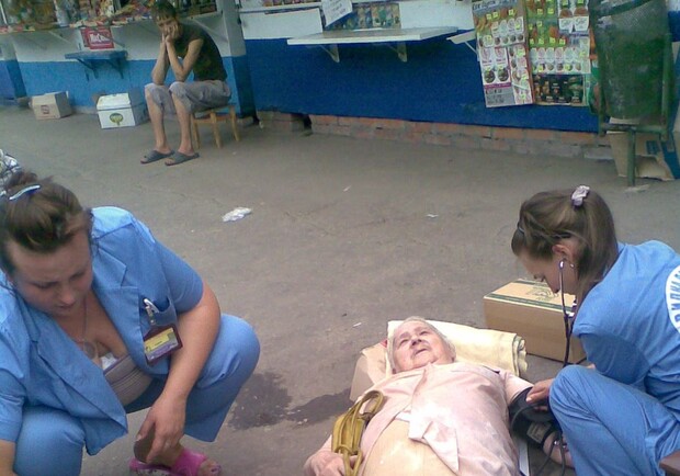 А вот 83-летняя Татьяна Ахтырская пошла на Конный рынок сама, поскольку за ней не закрепили соцработника. Фото автора.