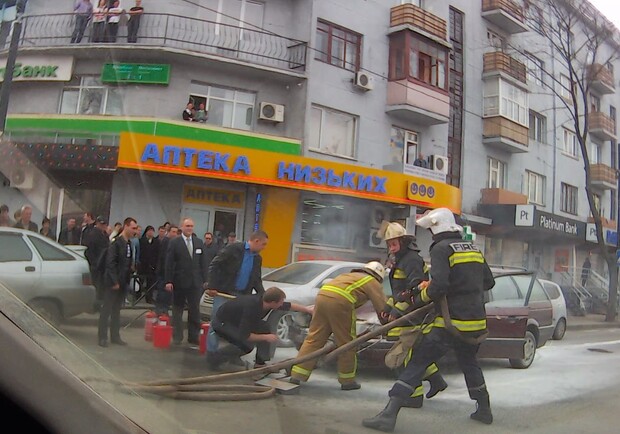 Около "McDonalds" на "Архитектора Бекетова" горел автомобиль.  Фото: Виктор Решетников.