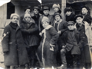 У автора (на фото в первом ряду второй слева) были верные друзья, при этом жил он уединенно. Фото предоставлено Харьковским литературным музеем.