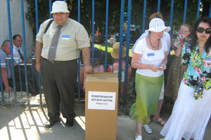 Пожертвования в принципе добровольные, но урна с прорезью для денег красноречиво стоит на входе. Фото с сайта sq.com.ua 