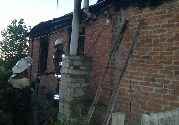 На пожаре были обнаружены обгоревшие тела мужчины 1972 и женщины 1981 рождения. Фото с сайта ГУ ГСЧС Украины в Харьковской области.