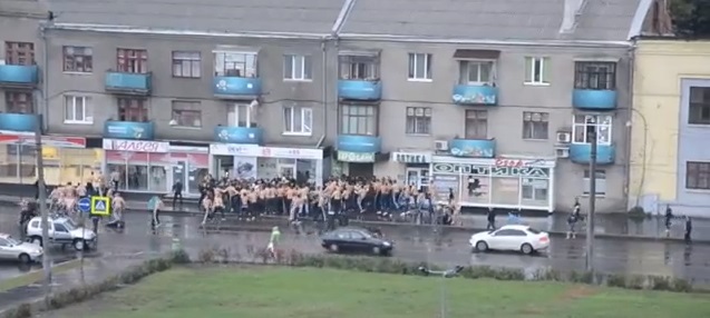 Фанаты "Металлиста" и "Динамо" устроили массовую драку.