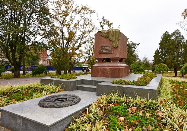 Памятники советской эпохи заинтересовали гостей. Фото: городской совет.