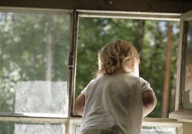 Ребенок выбил стекло на лестничной клетке. Фото: unise.ru.