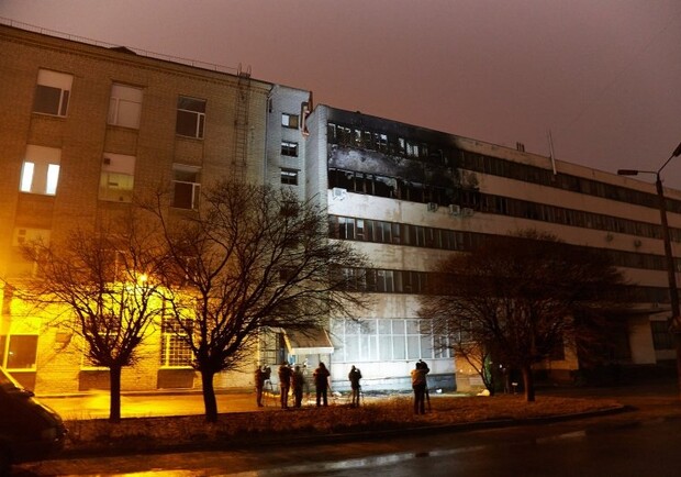 Обгорешее здание фабрики. Фото с сайта Харьковского городского совета.