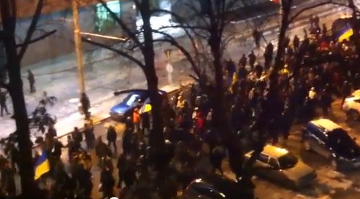 "Харків, вставай!", - кричит колонна. Кадр из видео. 