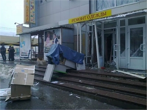 От взрыва пострадал сам банкомат и двери офисного здания. Фото Юрия Зиненко. 