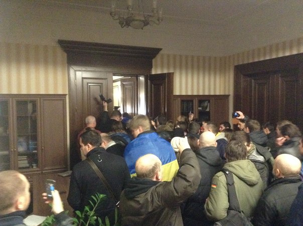 Активисты и журналисты зашли в здание ХОГА. Фото Vgorode.