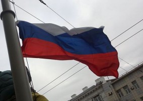 Флаг Российской Федерации, поднятый утром участниками митинга около здания горсовета, спущен. Фото с сайта city.kharkov.ua.