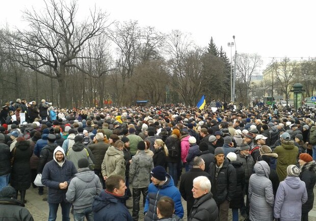 Люди вышли на митинг. Фото - glavnoe.ua