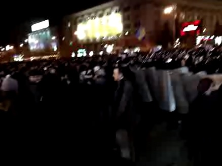 митингующие и милиция. Кадр из видео.