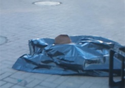 Тело лежит на проспекте. Фото с сайта objectiv.tv. 